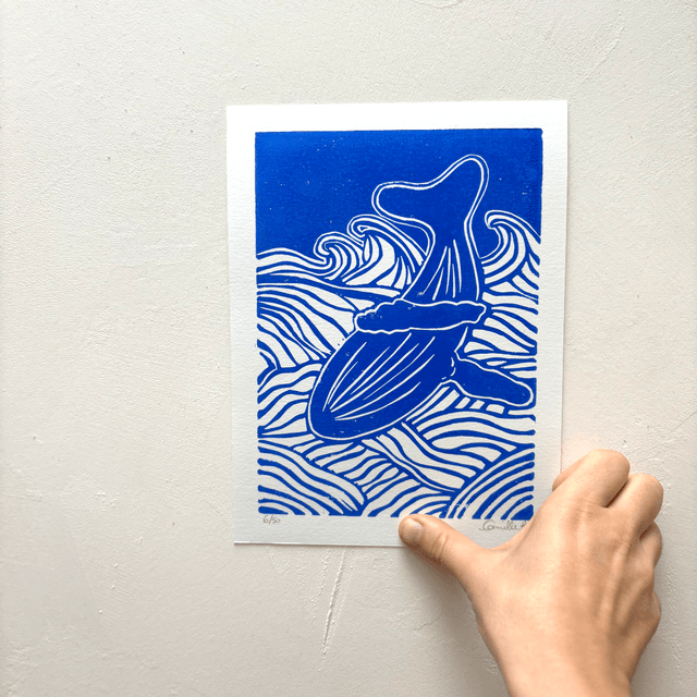 La Baleine qui danse avec les vagues